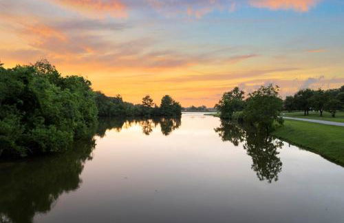LUX Treehouse on Private Lake next to Lake Conroe with Game room, Paddleboards, Lake Views, and more! - Foto 3