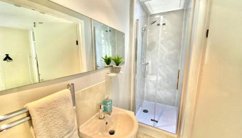 EasyRest - Spacious Detached House - 10 Beds - 5 Bedrooms - 4 Bathrooms - Secure Parking 5 Vehicles - Excellent Road Links - Perfect for Contractors & Large Groups - Foto 2