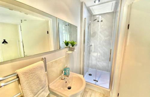 EasyRest - Spacious Detached House - 10 Beds - 5 Bedrooms - 4 Bathrooms - Secure Parking 5 Vehicles - Excellent Road Links - Perfect for Contractors & Large Groups - Foto 2