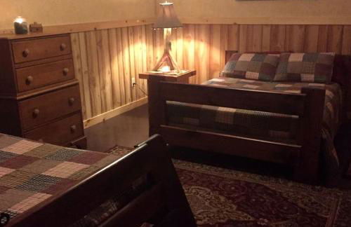 Secluded Log Cabin Nestled in the Woods in Athol, New York - Foto 14