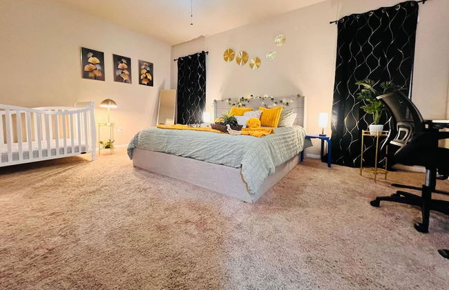 Spacious 4BR Home w Game Room Office Backyard - Foto 15