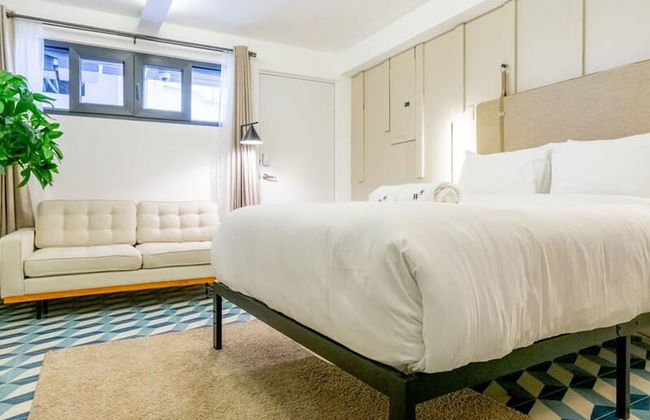 w Monochrome Loft in Santa Ana - Photo 8