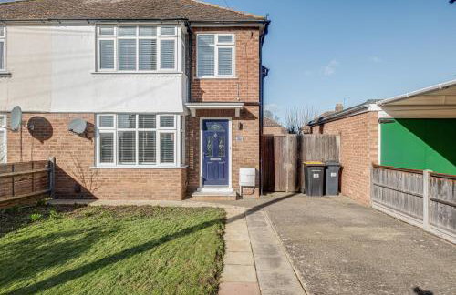 Stylishly decorated 3 bed house presented by Our Home Short Stays comfortable beds with crisp linen and plenty of outdoor space to enjoy - Foto 16