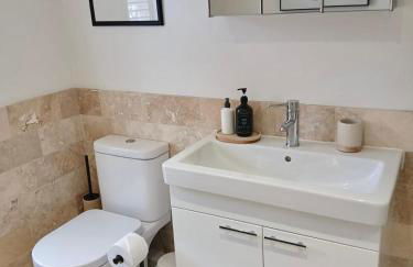 Cybil's Retreat - Renovated 2 bedroom house with enclosed garden - Photo 6