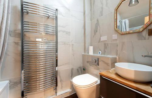 Spacious Cottage 3 Bedrooms with Free Private Parking in a Central Location - Foto 25