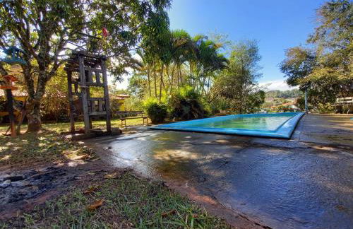 Casa de campo serrana, alegre e com piscina - Foto 11