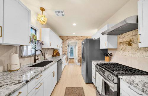 Fully Restored cottage, AMAZING game room, hot tub - Foto 2