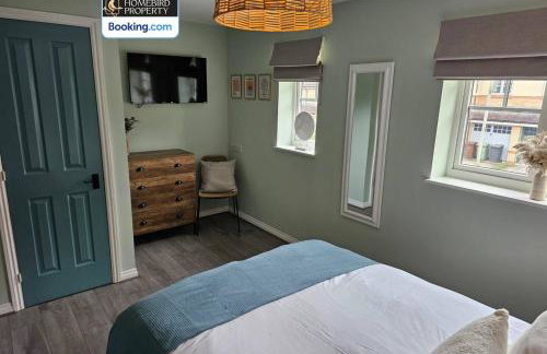 Modern 2BDR House By Homebird Property Management Short Lets & Serviced Accommodation Leeds With Private Parking & Free WiFi - Photo 7