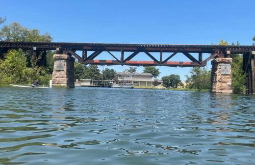 Luxury Lake LBJ Waterfront Home with Hot Tub and Boat Slip - Foto 17