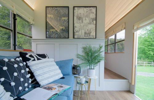 American School Bus Retreat with Hot Tub in Sussex Meadow - Foto 16