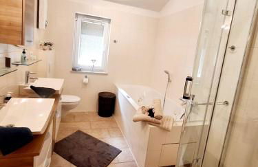 Luxuriöses, familienfreundliches Ferienhaus ,,Amy,, mit Whirlpoolwanne, Kamin und Garten - Foto 56