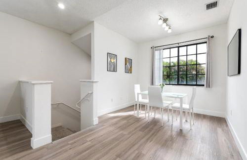 Newly Remodeled Lakefront Oasis - Foto 12