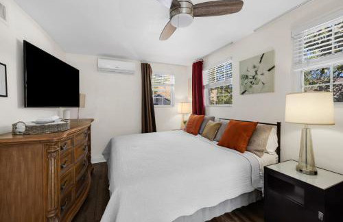 Artful Home Near Design District - Photo 4