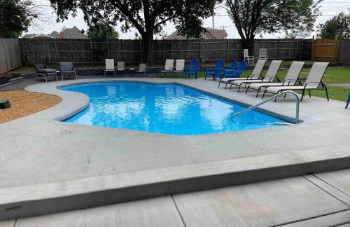 6BR Dream Getaway w Heated Pool & Peaceful Vibe - Photo 29