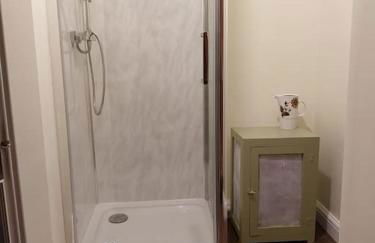 Tiny home - with private shower room in separate outbuilding - Foto 7