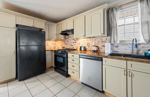 Romantic Colonial Hideaway in Historic Downtown - Pet Friendly - Foto 6