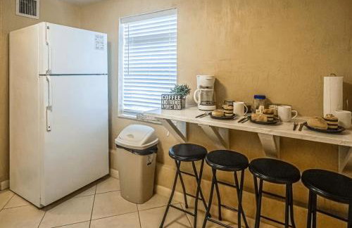 Sleeps 12 - House Guest Apt - Plenty of parking - Foto 29
