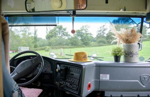 American School Bus Retreat with Hot Tub in Sussex Meadow - Foto 15