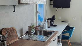 Quiet Studio with Private Parking - Photo 3