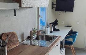 Quiet Studio with Private Parking - Photo 3