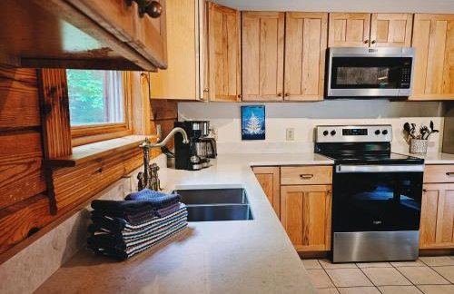 Creekwood Chalet - Hocking Hills with Hot Tub and Near Hiking - Foto 36