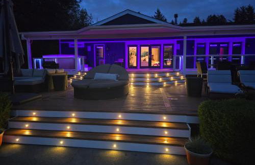 Lux Lakefront Estate, Sandy Beach, Hot Tub, Sauna, Dock, Treehouse & Deck - Foto 8