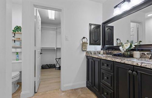 Heated Pool & Spa Mini Golf Bowling Game Room perfect for family - Photo 30