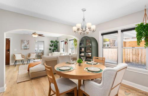 Adorable Dog Friendly Home with Fenced Yard, Office, STEPS to Canal & Hospital! - Foto 13