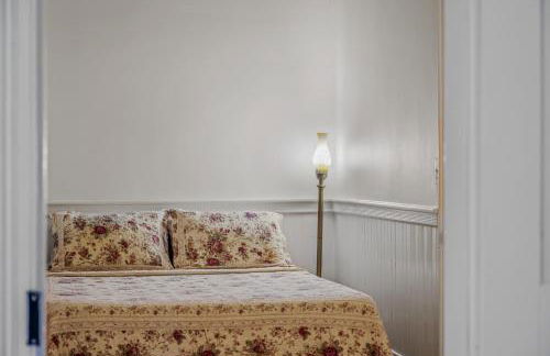 The Manor - Historic Mansion, Wifi, Covered Porch, Screen Porch, King Bed, Walk to Spas, Shops & Restaurants - Foto 71