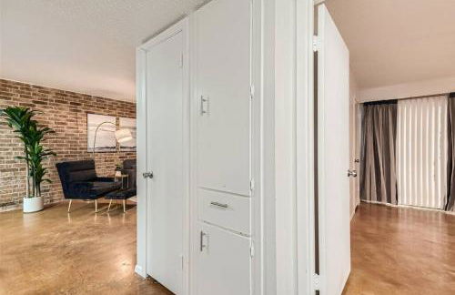 Walkable Dtwn 2B Getaway - Sleeps 5 - Pool, Prkg - Foto 22