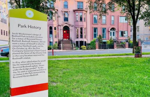 City Charm Walk to Trinity & Hospital with Parking - Foto 20