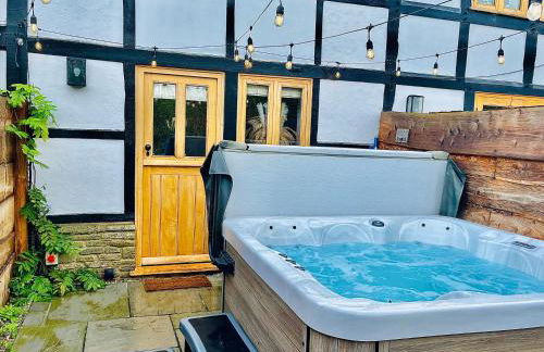 Bramble Cottage - Cosy 2 Bed With Deluxe HOT TUB & Log Burner - Photo 2