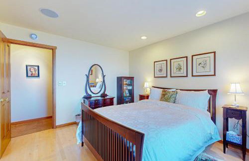 Oceanfront Retreat Close to Activities & the Beach - Photo 13