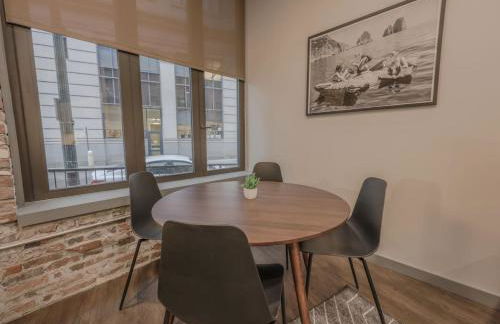 Classic and Chic Apartment 1 Bedroom - Photo 10