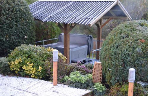 Ty Bach, 1 bedroom home with hot tub and views - Photo 23