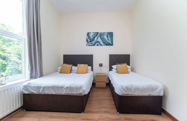 Cityscape Retreat in Newcastle - Photo 3