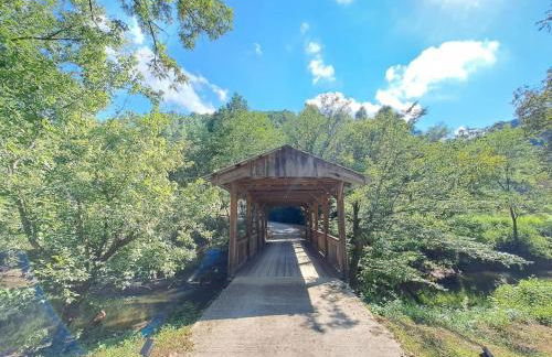 Covered Bridge Hideaway, swimming hole hot tub - Foto 10