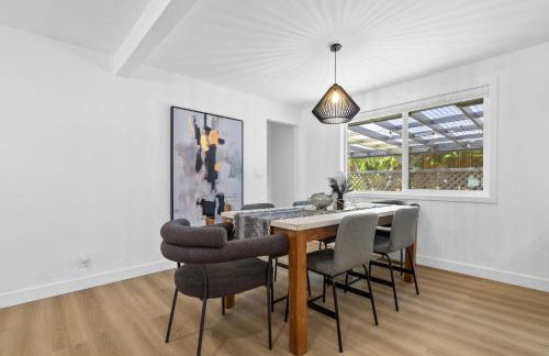 Family-Friendly 4BR Home with AC and Yard Near Airport - Foto 8