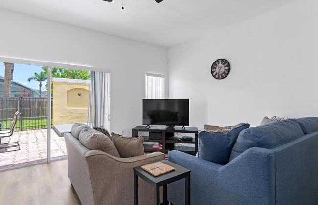 Amazing 3BR 2BA Townhome With Lake View at Terra Verde! - Foto 29