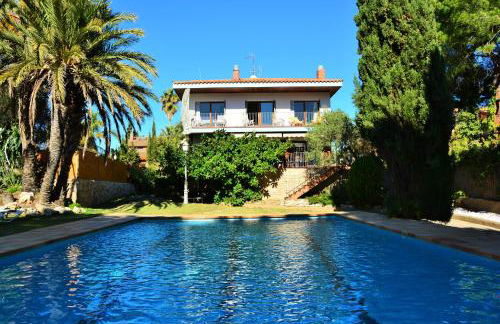 Villa Sitges El Ranch Amaizing Outdoor Areas Beaches at 5 minutes walk Sitges at 15 min drive AC Pool Jacuzzi & Garden XXL - Foto 2