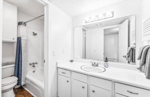 Heart of SoCo 2BR and 1BR King Suites with Free Parking, Pool, and Laundry Center - Foto 36