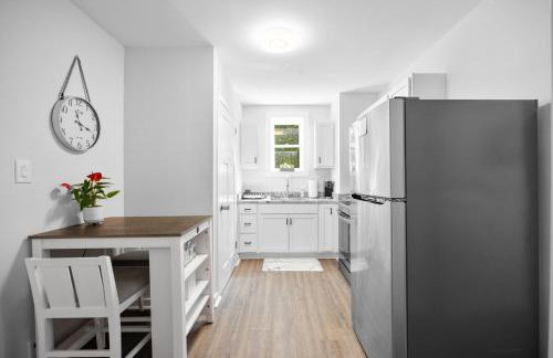 Private Downtown Bungalow Near Riverwalk & Beaches - Photo 6