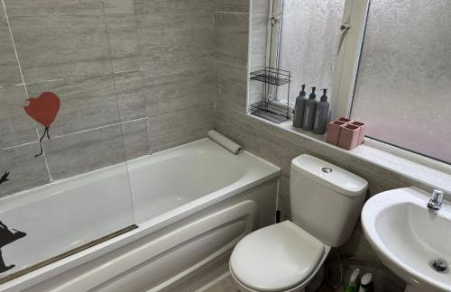 4 Beds House for Families & Contractors with Free Parking - Photo 7