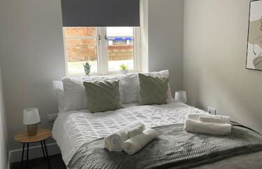 Cedar House by ShortStays4U A modern 2 bedroom house with free parking in town centre! - Foto 1