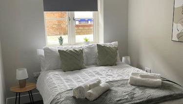 Cedar House by ShortStays4U A modern 2 bedroom house with free parking in town centre! - Foto 1