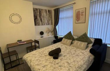 Stylish one bed apartment with off road parking - Photo 9