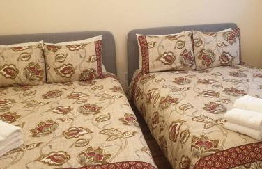 London Luxury 3 bedroom flat, 2 bathrooms, Living Room, free parking, 4 mins to station, garden - Foto 62