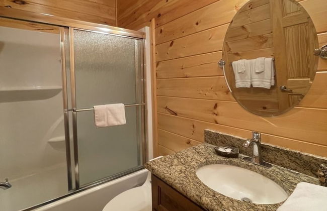 Charming cabin with an Amazing view! - pet and motorcycle friendly! 2 Bedroom Cabin by RedAwning - Foto 8