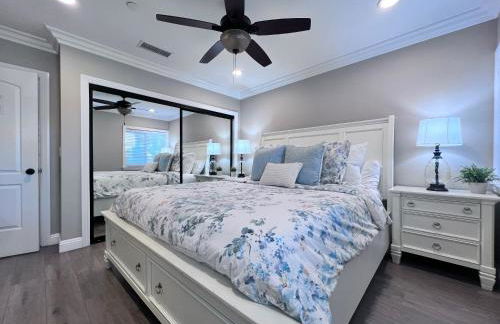 Stunning 8 bedroom 6 bathroom Pool Home - Photo 39