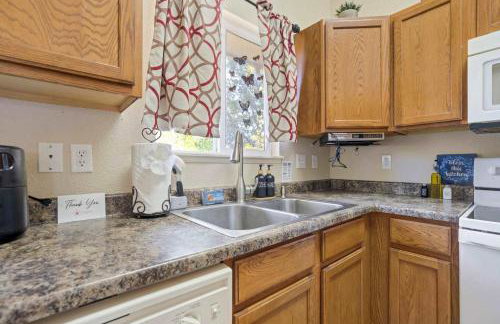 4BR w Fireplace Backyard BBQ near Peterson AFB - Foto 12